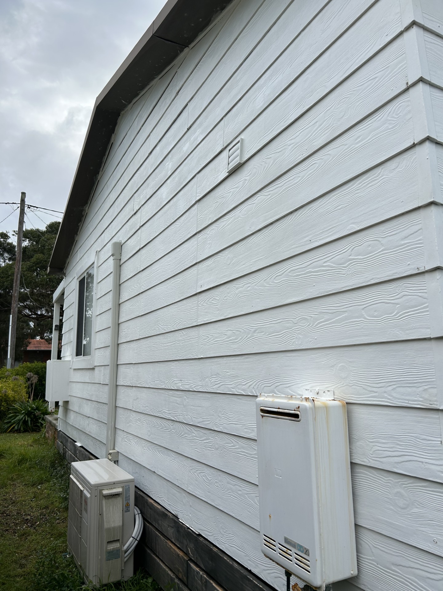 Fibro cement siding restored to bright white after Barnzy soft wash